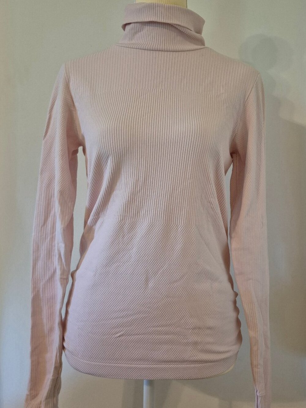 Athleta M Flurry Base Layer Turtleneck Ribbed Athleisure Ski Running Thumb Holes